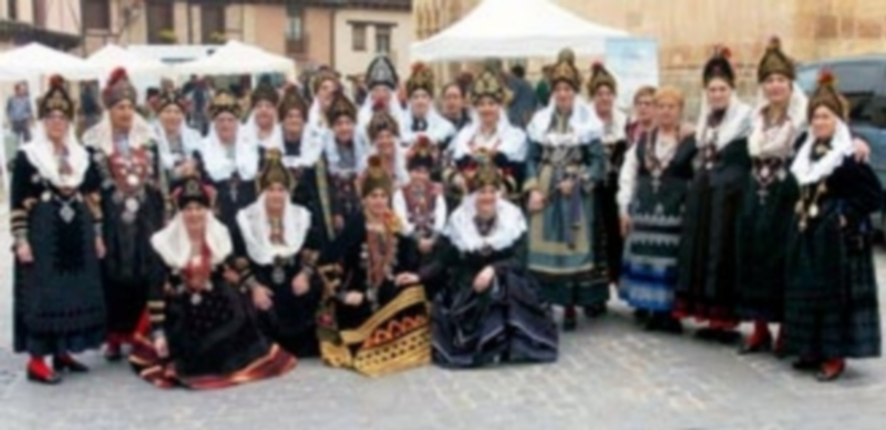 Las participantes en la primera edición de la fiesta posaron antes de la misa que se celebró en la iglesia de San Lorenzo. / Guillermo Herrero