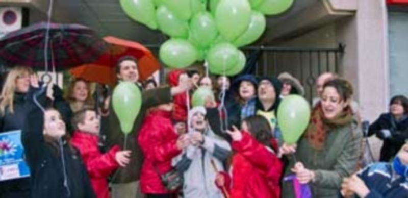 Lanzando 28 globos en conmemoración del Día Mundial de las Enfermedades Raras./ G. A.