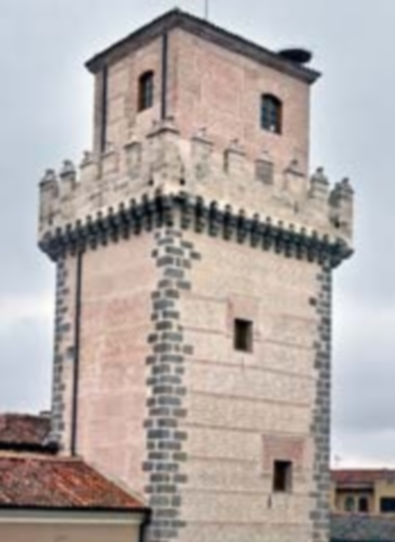 El Torreón de Arias Dávila y algunos detalles de los esgrafiados peculiares que forman parte del paisaje urbano de la ciudad de Segovia y de la provincia. / EL ADELANTADO