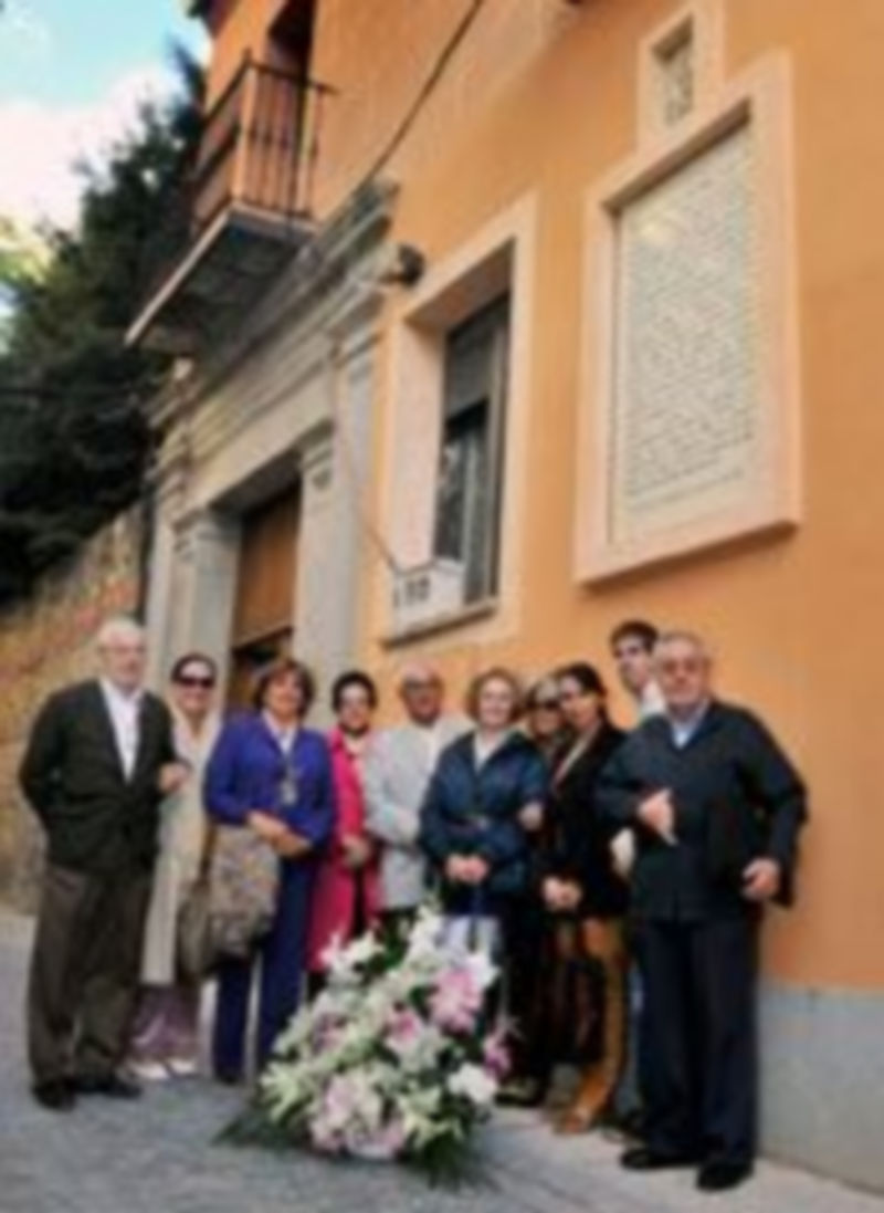 Los integrantes de la cofradía posan ante la cartela del edificio. / Kamarero