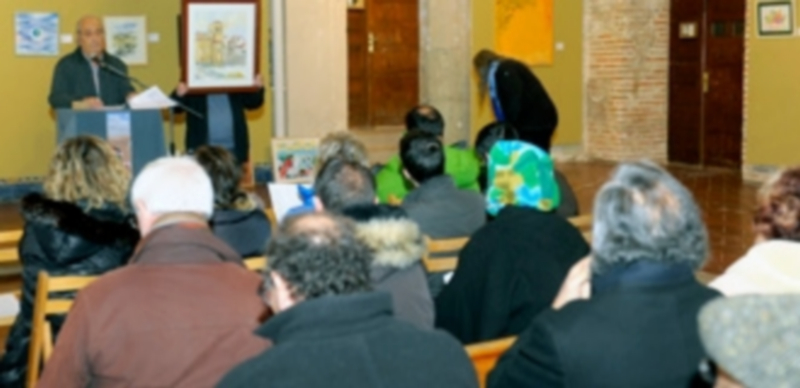 El patio de la Casa de los Picos fue el lugar elegido para llevar a cabo la subasta de cuadros y obras de arte. / Kamarero