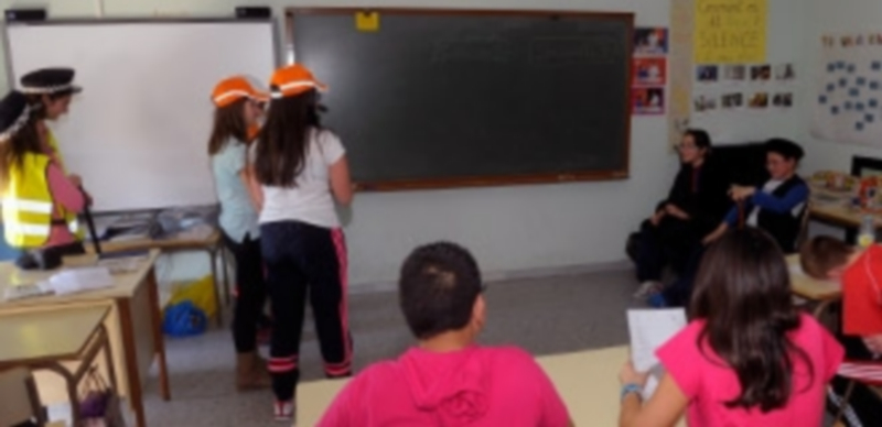 Los alumnos de sexto del colegio ‘Eresma’ representaron ante la alcaldesa una escena en la que unos niños golpean sin querer a unos ancianos en un parque. / Kamarero