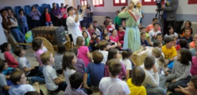 Europa, un divertido cuento 1 Los alumnos de tercer y cuarto curso de primaria del CEIP El Peñascal pasaron un buen rato con el grupo Tamanka. / Kamarero