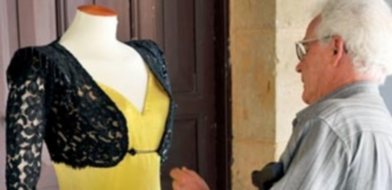 El bailarín Juan Mata observa un traje donado por Ana González