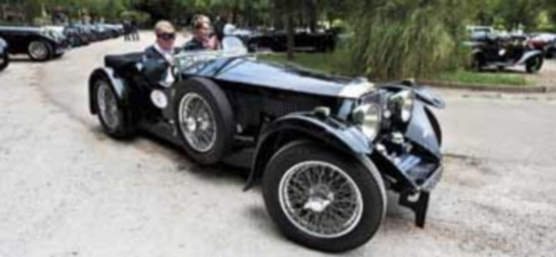 Una de las imágenes que se pueden ver estos días por las carreteras de la comunidad en la ‘International Bugatti Meeting’. / Ical.