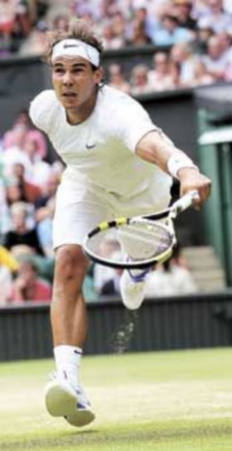 Nadal corre para devolver la bola a su rival. / Efe.