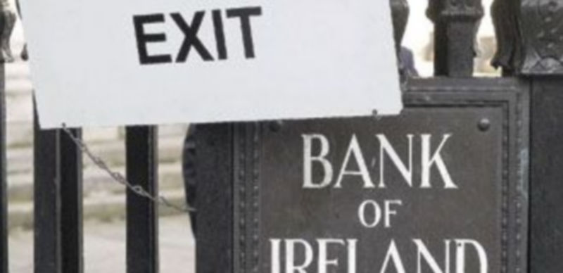 El Banco Central Irlandés se opone a una variación de las normas que permiten perdonar el débito a cambio de entregar las llaves de la casa de los hipotecados. / Efe