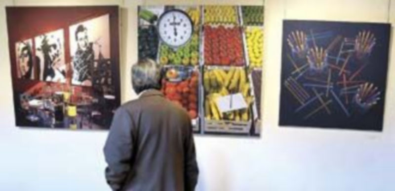 Un visitante observa algunas de las obras artísticas que se exponen estos días en el Colegio de Arquitectos de Segovia