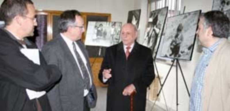 El fundador de Madre Coraje (2d.) estuvo acompañado por personal del Colegio Claret