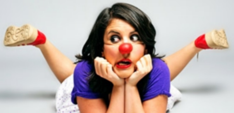 Virginia Rodero (izquierda) será este año la responsable de trasladar a los segovianos  el preludio de la alegría del carnaval en la capital. / Kamarero