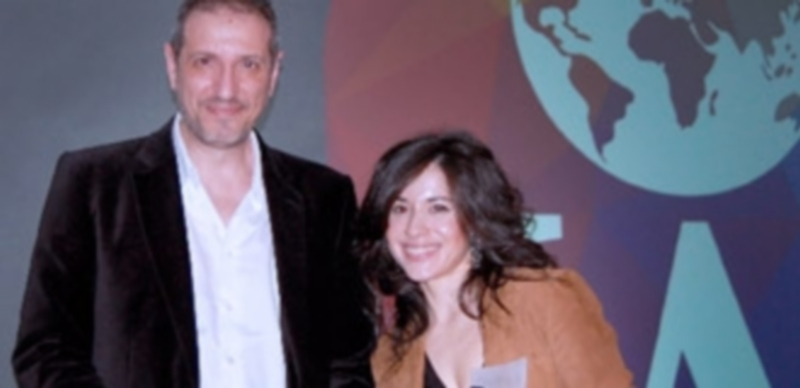 Josechu Egido y su esposa Patricia muestran la estatuilla del premio en el  ‘photocall’ de la ceremonia de entrega. / E.A.