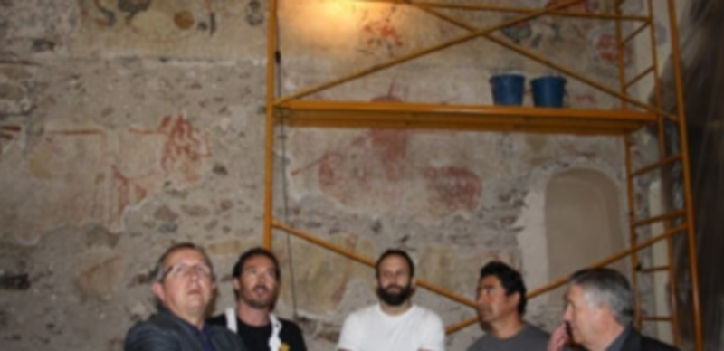 Responsables de la Junta y del Obispado visitaron ayer las obras de restauración de la iglesia de Pinarejos. / El Adelantado