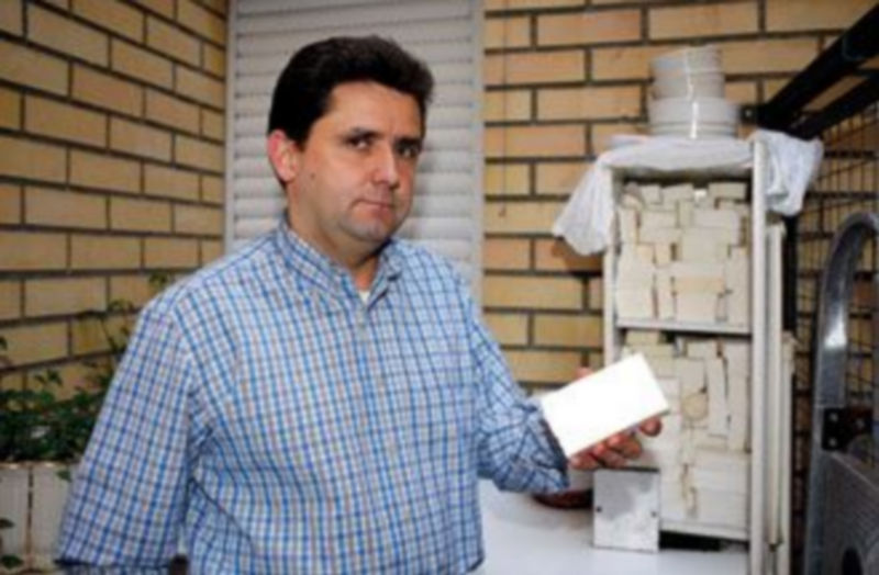 Alberto Merino muestra algunos de los trozos de jabón que elabora de forma artesanal con aceite reciclado. / Ical