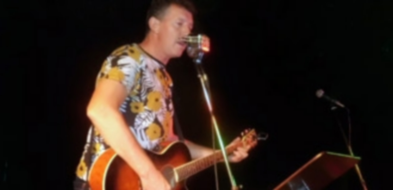 ‘El Posta’ en concierto 1 El cantante Javier Postigo ‘Posta’ hizo disfrutar a los más de 300 asistentes a la Piscina Municipal de Cantimpalos. / l. M.