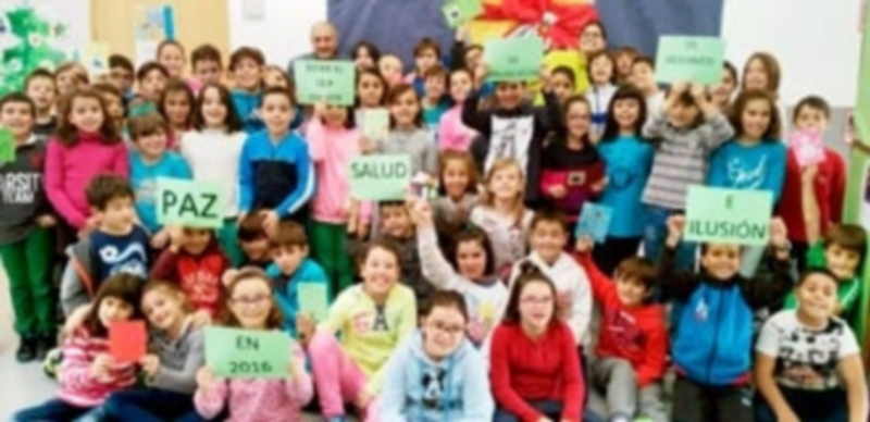 Los escolares del CEIP ‘Atalaya’ muestran sus buenos deseos para los lectores de EL ADELANTADO ante el gran árbol de Navidad que han creado. / El Adelantado