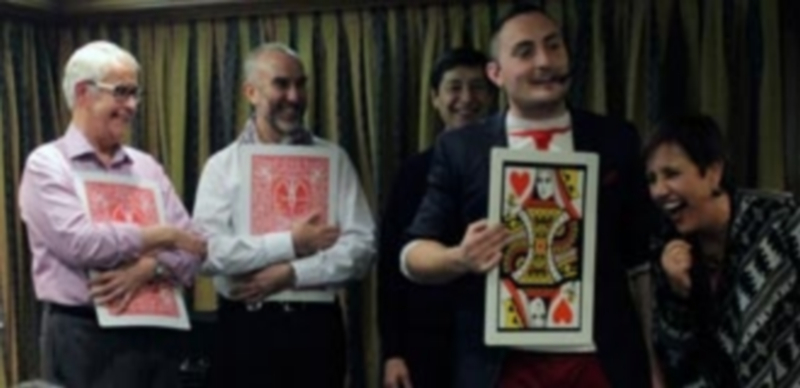 Humor saludable 1 El mago Héctor Sansegundo fue el encargado de amenizar el acto navideño del Colegio de Médicos. / E. A.