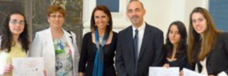 Las alumnas premiadas posan junto a su profesora de francés