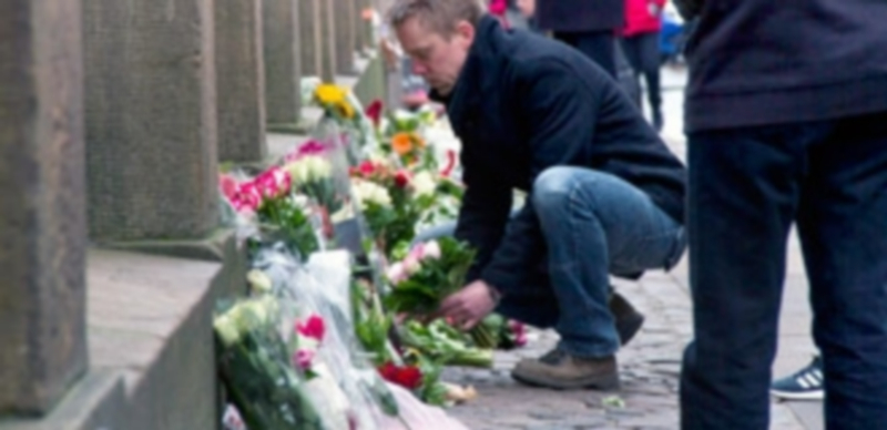 Ciudadanos daneses depositaron ayer ramos de flores en el lugar donde ocurrió el atentado./  Efe