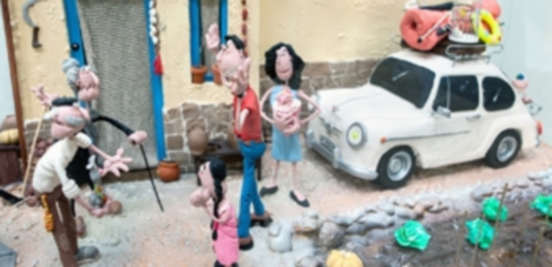 La historia en plastilina 1 Una de las veinte escenas en plastilina que forman la exposición muestra la llegada de un “seiscientos” nuevo a un pueblo castellano en el año 1972. / ICAL