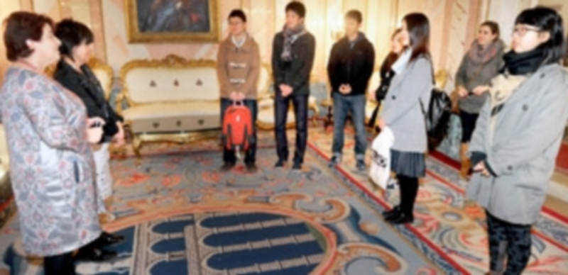 La alcaldesa Clara Luquero y la concejala de Turismo Claudia de Santos conversan con los jóvenes alumnos en la recepción ofrecida ayer en el Ayuntamiento. / Kamarero