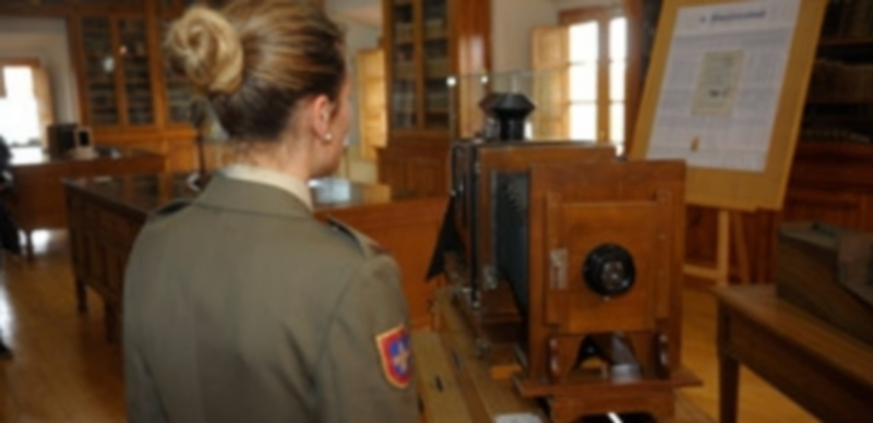 La cámara ICA Dresde de 1909 es una de las joyas de la exposición en la Academia de Artillería. / Kamarero