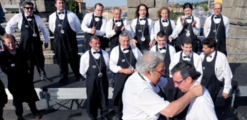 Momento de la entrega del premio al sumiller Carlos González Huertas por parte de José Luis ‘Mazaca’