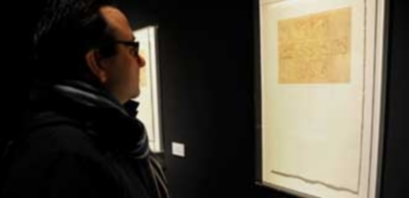 La exposición ofrece una arriesgada e innovadora propuesta estética basada en las formas que generan las mondas de las patatas. / KAMARERO