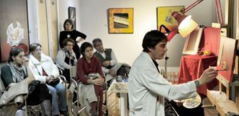 El público asiste con atención al proceso creativo de López Saura en la propia sala de exposiciones en la que muestra su obra. /Kamarero