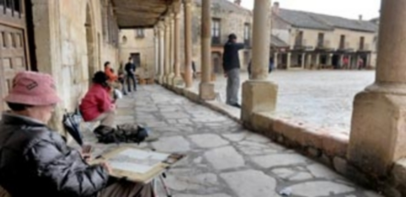 La villa segoviana de Pedraza recibe todos los días del año a numerosos visitantes que se sorprenden por la belleza de sus rincones. / Kamarero