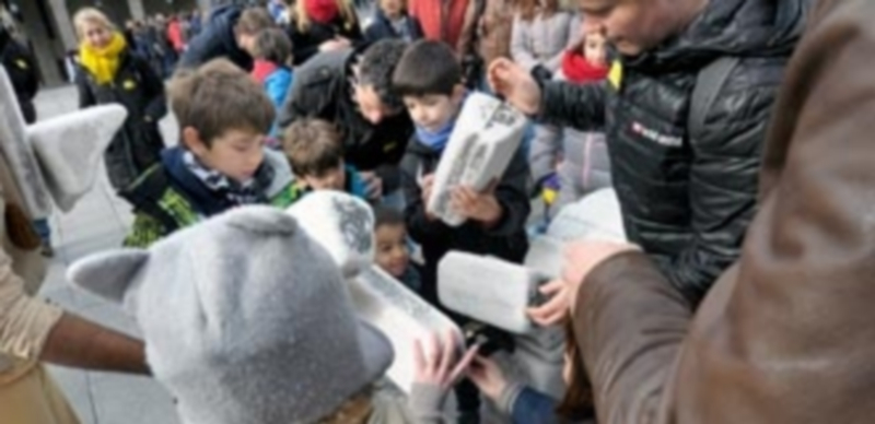 Padres e hijos aprendieron a construir un acueducto como el de Segovia con el Arriero Claudio en el inicio de la visita guiada. / Kamarero