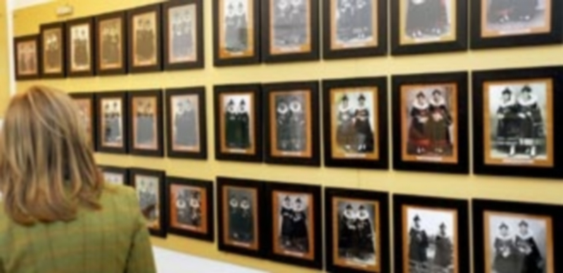 Algunas de las fotografías de alcaldesas de Zamarramala que forman parte de la exposición permanente del Centro Cívico Pinilla. / Kamarero