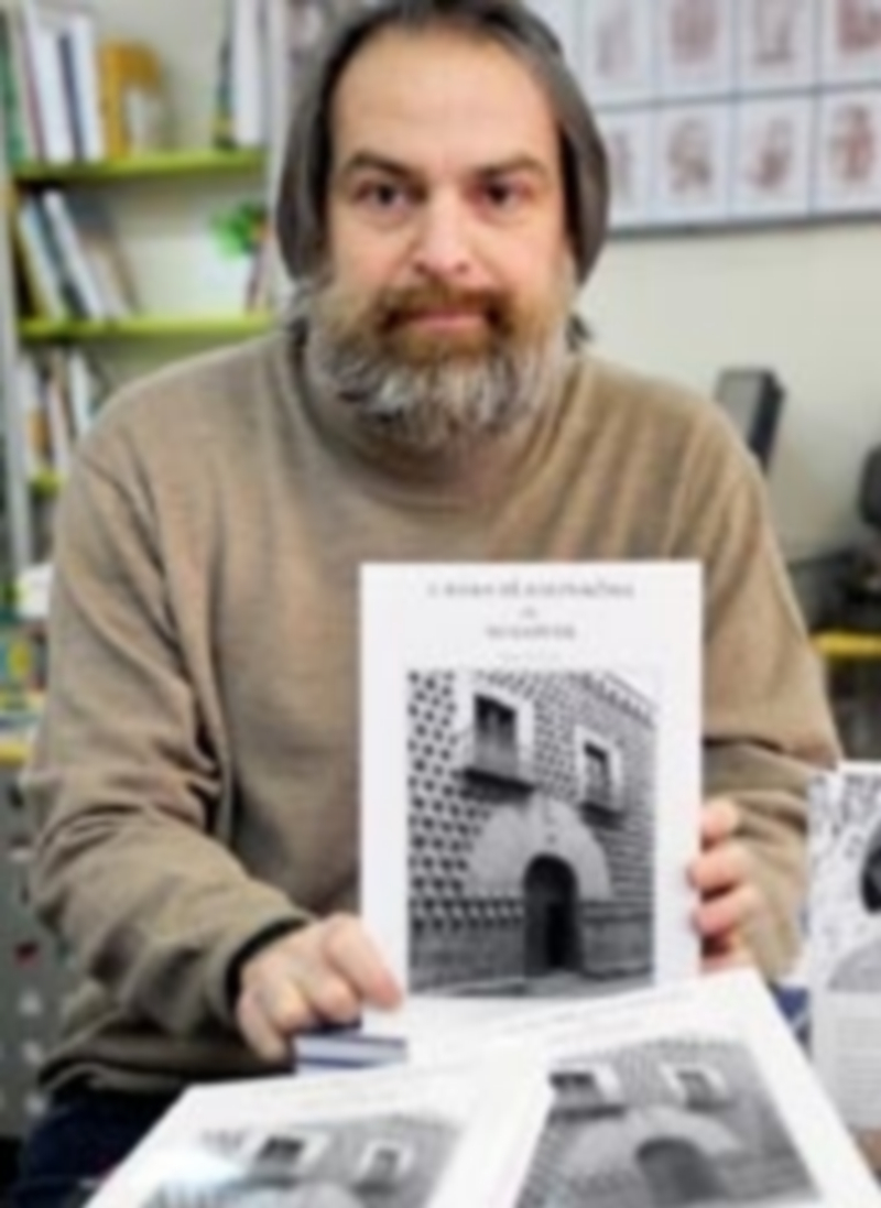 El editor José Domingo Pardillos muestra un ejemplar de la reedición. / Kamarero