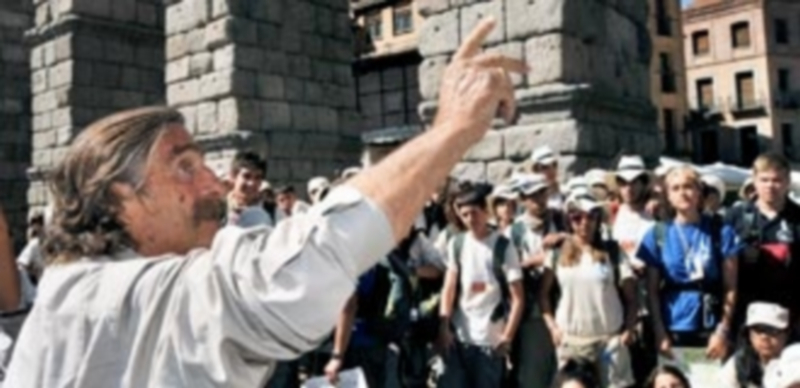 Miguel de la Quadra-Salcedo explica a los participantes de la Ruta Quetzal las características del Acueducto en una de sus visitas a la capital. / Juan Martín