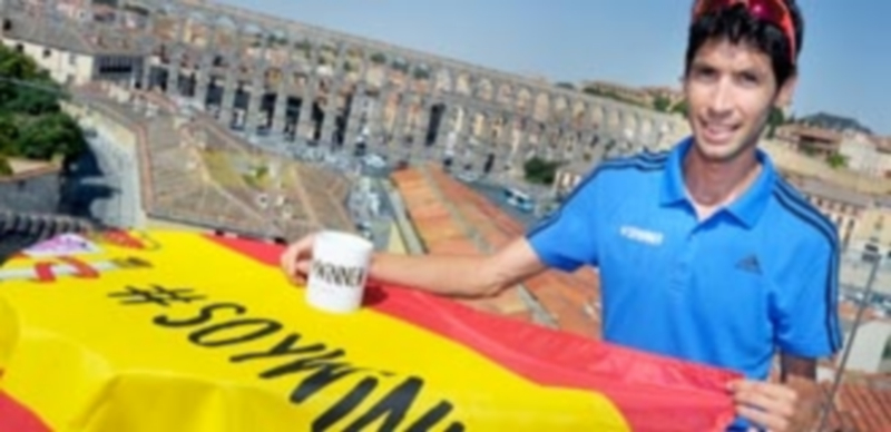 Denominación de origen Javi Guerra 1 El atleta segoviano Javi Guerra durante la presentación de ‘Diario de un winner’ en la terraza de verano de El Rincón del Segoviano. / KAMARERO
