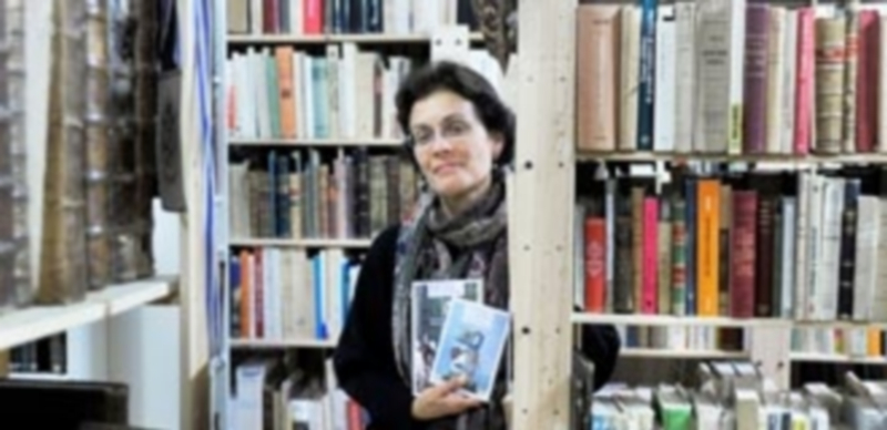 Ellas guardan respuestas 1 La investigadora y escritora Marifé Santiago Bolaños muestra sus últimas dos obras que llegan a las librerías con las portadas de la segoviana Maribel Gilsanz. / kamarero