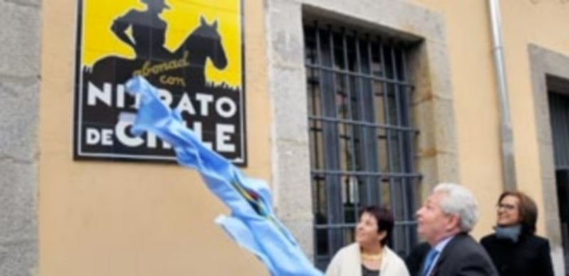 El embajador de Chile en España y la alcaldesa de Segovia descubrieron la placa cerámica del ‘Nitrato de Chile’