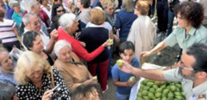 Una fruta con tradición 1 Más de un centenar de personas se acercaron hasta la ermita de San Ildefonso para asistir a la misa que conmemora el tradicional reparto de peras. / Kamarero