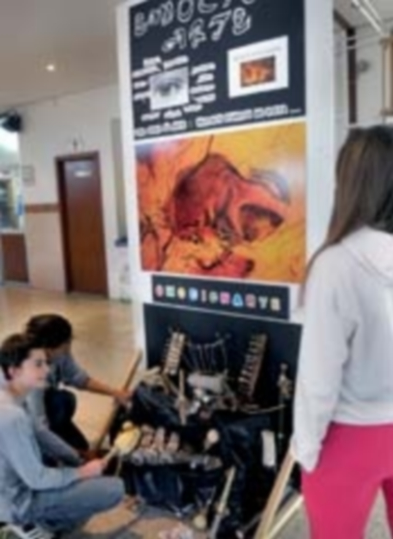 Junto a la reproducción de la pintura de Altamira se han colocado instrumentos prehistóricos hechos por los estudiantes. / Kamarero.