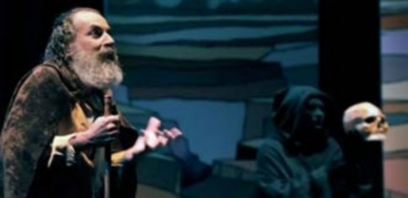 Un San Frutos que siente la soledad 1 Javier Gigosos (en primer término) interpretando a San Frutos y Ángela Almendáriz en el papel de Calavera (al fondo) durante la representación de la obra de Tanteas Teatro ayer en el Juan Bravo. / K