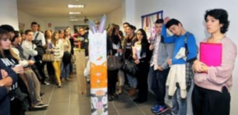 Arte colectivo 1 La muestra artística fue inaugurada ayer en la sala de exposiciones de la biblioteca del campus ‘María Zambrano’. / Kamarero