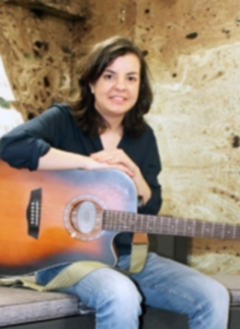 Esther Zecco con su guitarra