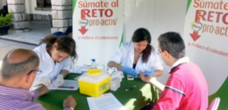 Los vecinos de Zarzuela del Monte se acercaron ayer al stand de Flora pro.activ para someterse a las analíticas oportunas. / El Adelantado