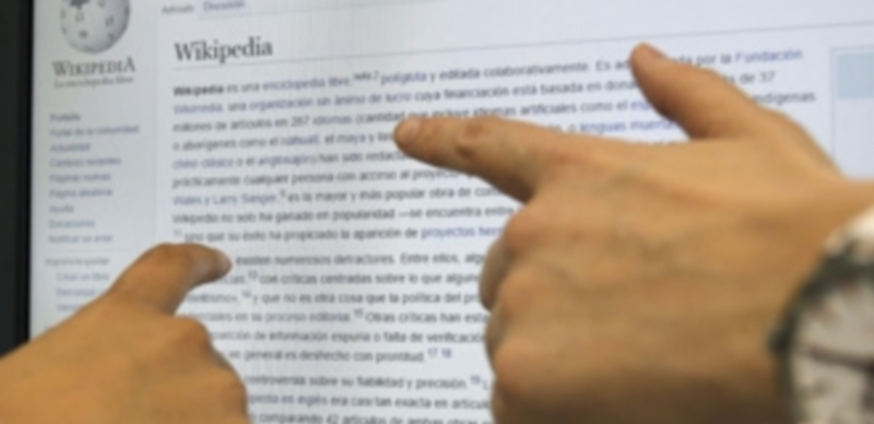 Wikipedia, un galardón a la labor altruista de millones de personas 1 Wikipedia nació en 2001 como complemento de la enciclopedia Nupedia y ya cuenta con más de 37 millones de entradas. / EFE