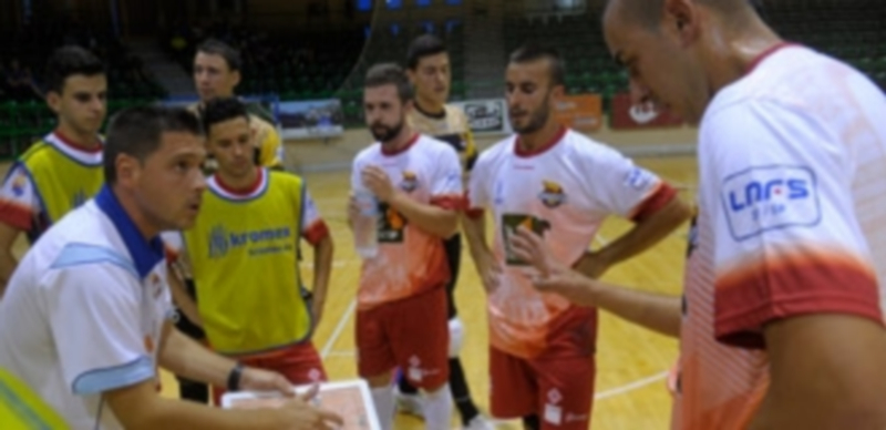 El entrenador Diego Gacimartín da instrucciones a sus jugadores durante un tiempo muerto. / kamarero