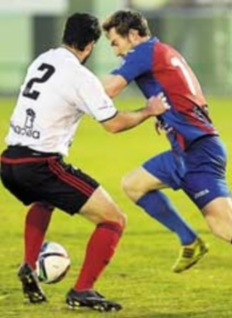 Una de las jugadas que se pudo presenciar en el último partido disputado por la Segoviana contra el Mirandés B. / KAMARERO