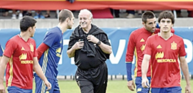 Primer examen previo a la Eurocopa ante Bosnia 1 Vicente del Bosque da instrucciones a sus jugadores durante el entrenamiento de ayer en Schruns