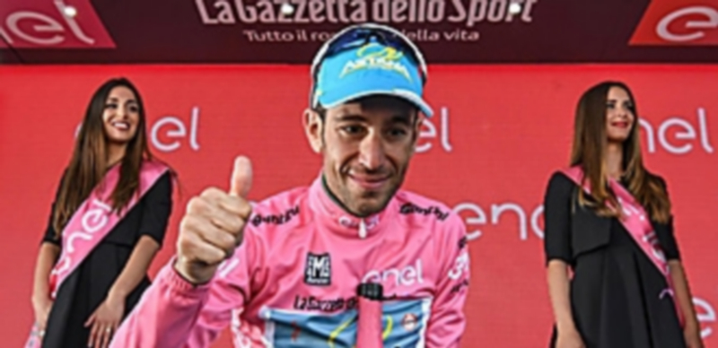 Vincenzo Nibali celebra en el podio la consecución de la maglia rosa en la penúltima y decisiva etapa del Giro de Italia. / EFE