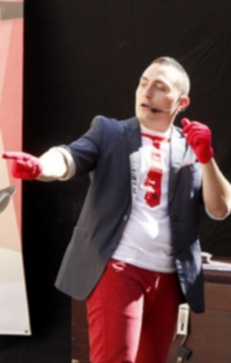 Héctor Sansegundo comenzó la campaña en la Calle Real ayer martes. / NEREA LLORENTE