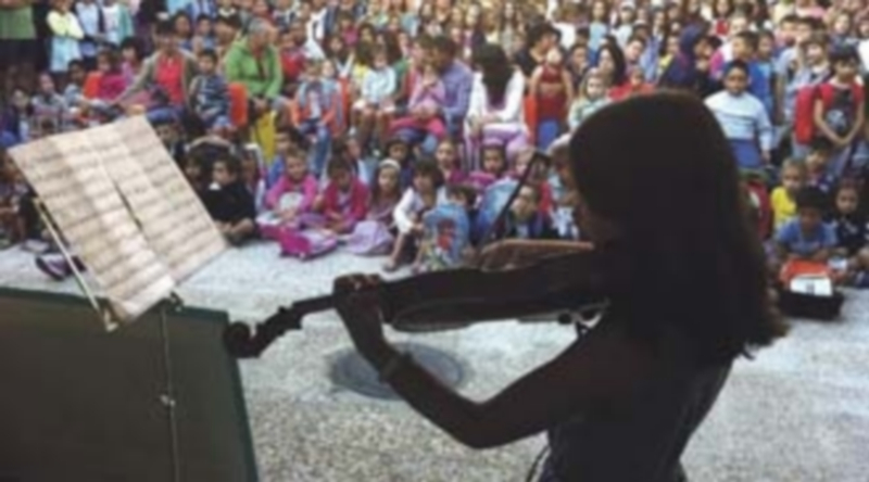 La jornada de inauguración del curso escolar tuvo un hilo musical que se extendió por los centros educativos. / Fran Muñoz