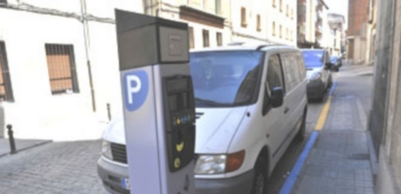 Las furgonetas de empresas de servicio podrán aparcar sin limite de tiempo en las zonas ORA. /Juan Martín